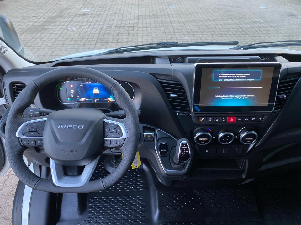 Iveco Daily 3,0 35S18 4100mm Box m/lift AG8