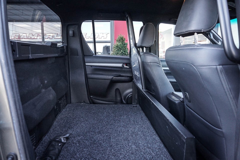 Toyota HiLux 2,8 D T4 Invincible Db.Kab aut. 4d