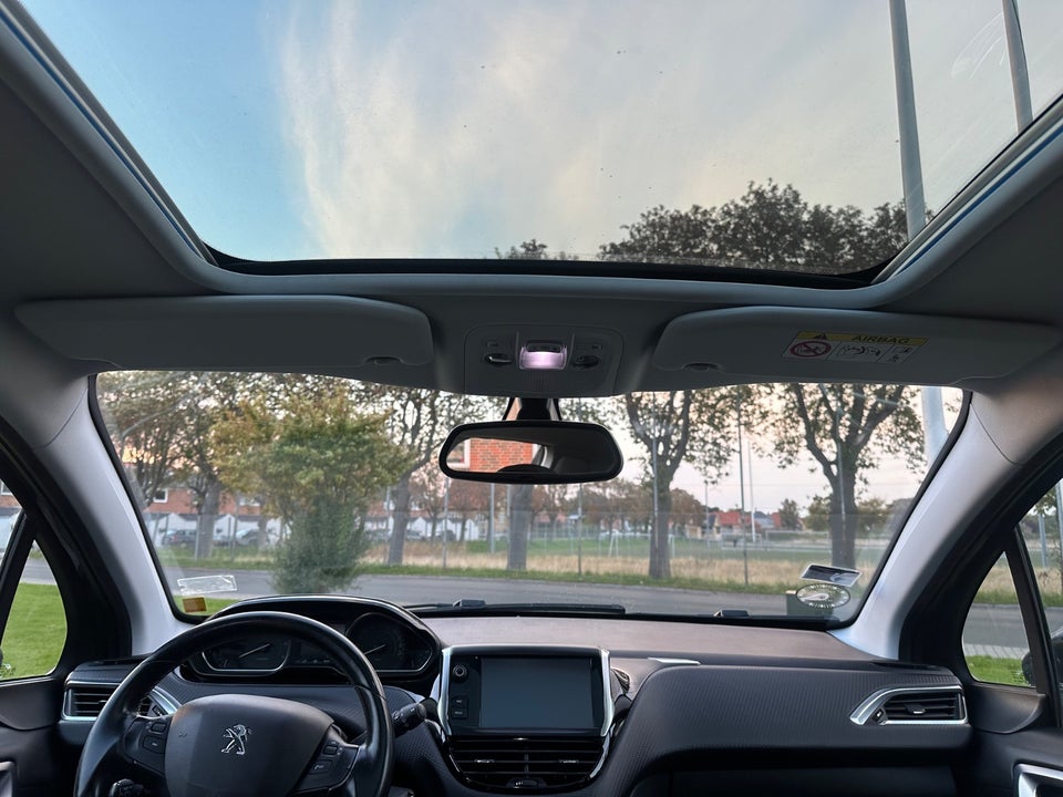 Peugeot 2008 1,2 e-THP 110 Allure Sky 5d