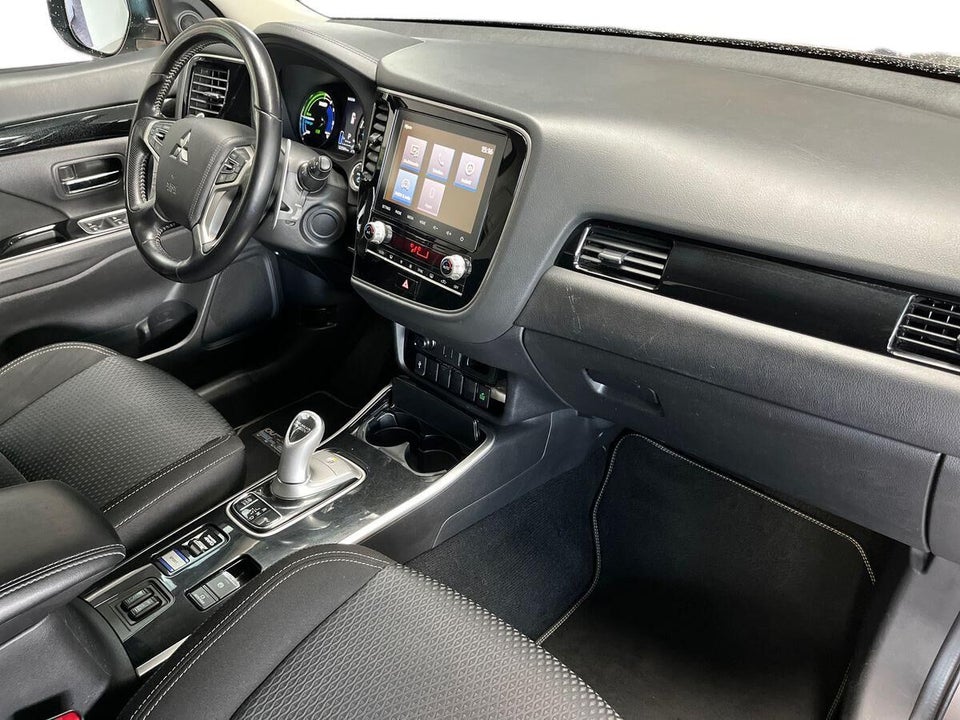 Mitsubishi Outlander 2,4 PHEV Invite CVT 4WD 5d