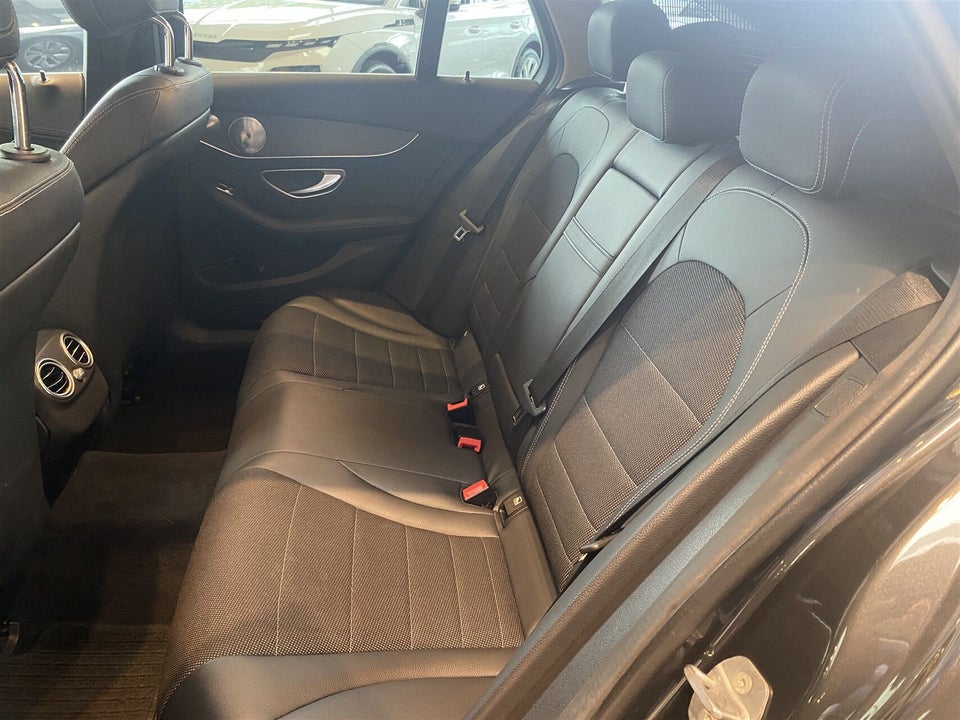 Mercedes C300 de 2,0 AMG Line stc. aut. 5d