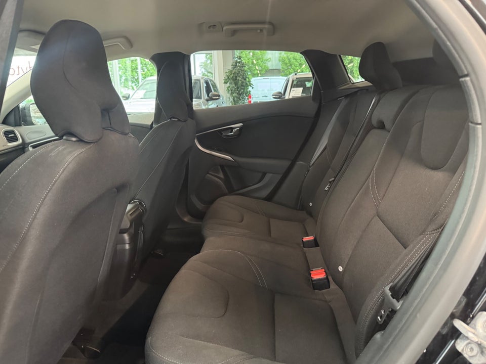 Volvo V40 CC 1,5 T3 152 Momentum aut. 5d