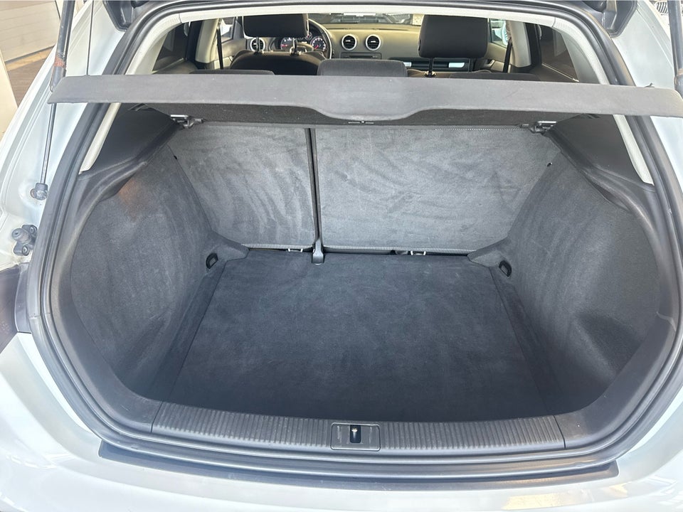 Audi A3 1,6 TDi Attraction Sportback 5d