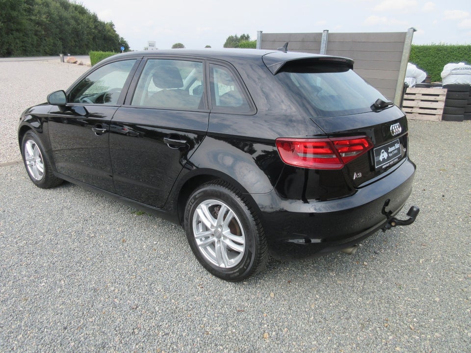 Audi A3 1,6 TDi Attraction Sportback S-tr. 5d