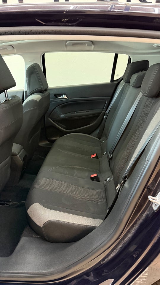 Peugeot 308 1,2 e-THP 130 Allure Sky 5d