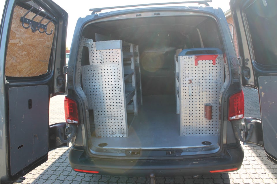 VW Transporter 2,0 TDi 110 Kassevogn lang