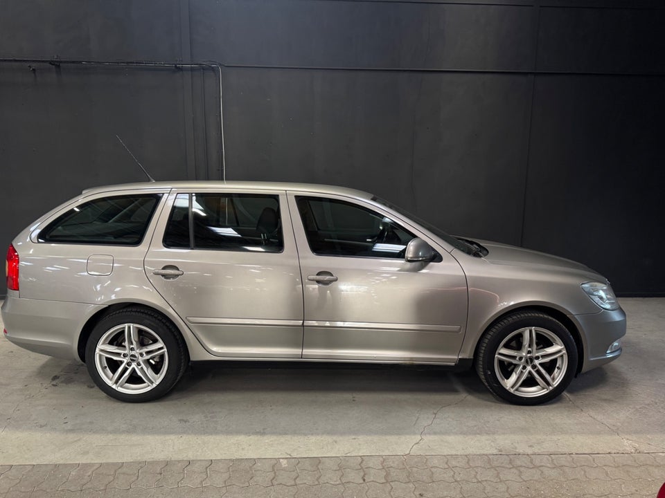 Skoda Octavia 1,6 TDi 105 Elegance Combi 5d