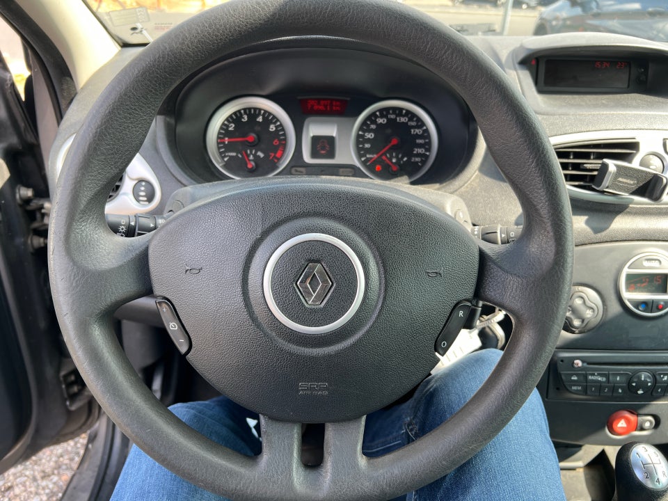 Renault Clio III 1,2 16V TCe Expression 5d