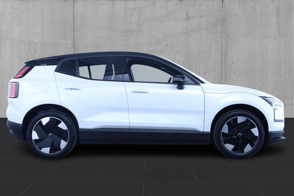 Volvo EX30 Extended Range Plus 5d
