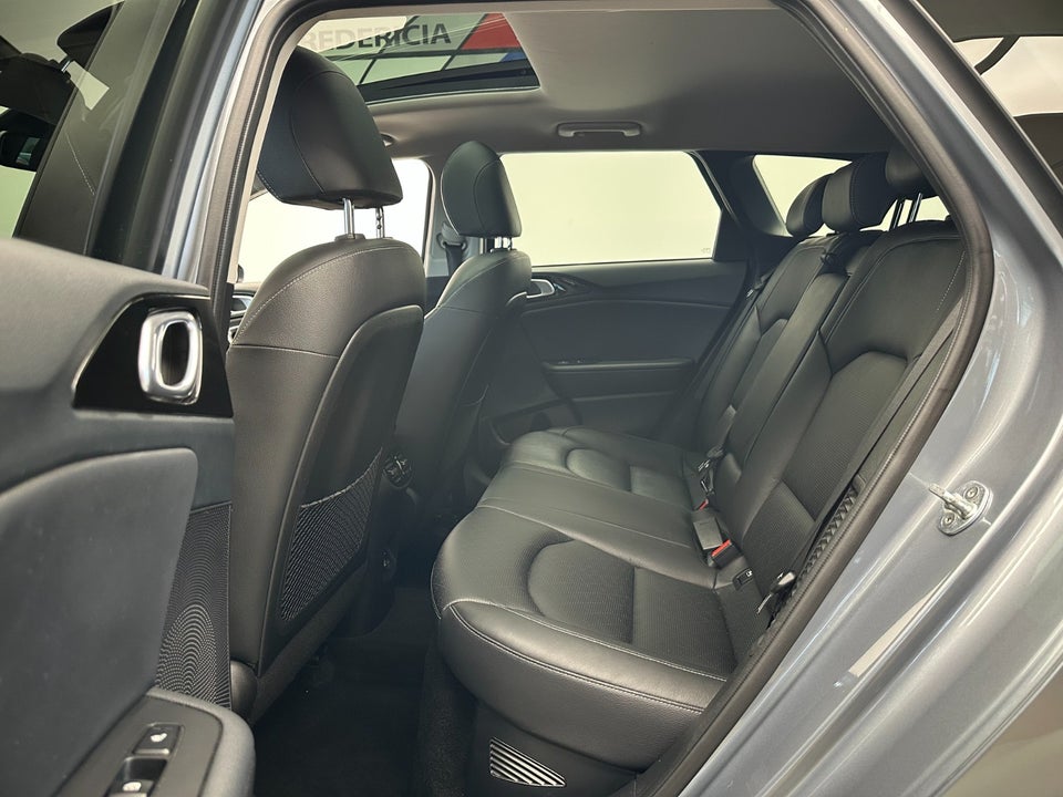 Kia Ceed 1,6 PHEV Upgrade Premium SW DCT 5d