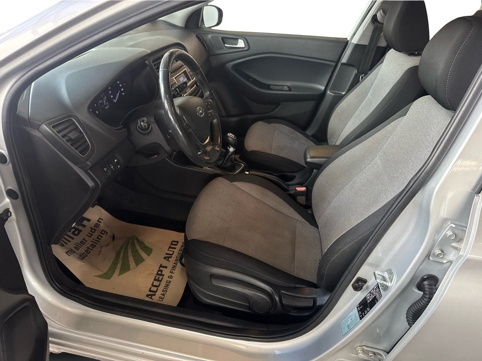 Hyundai i20 1,25 Black Life 5d