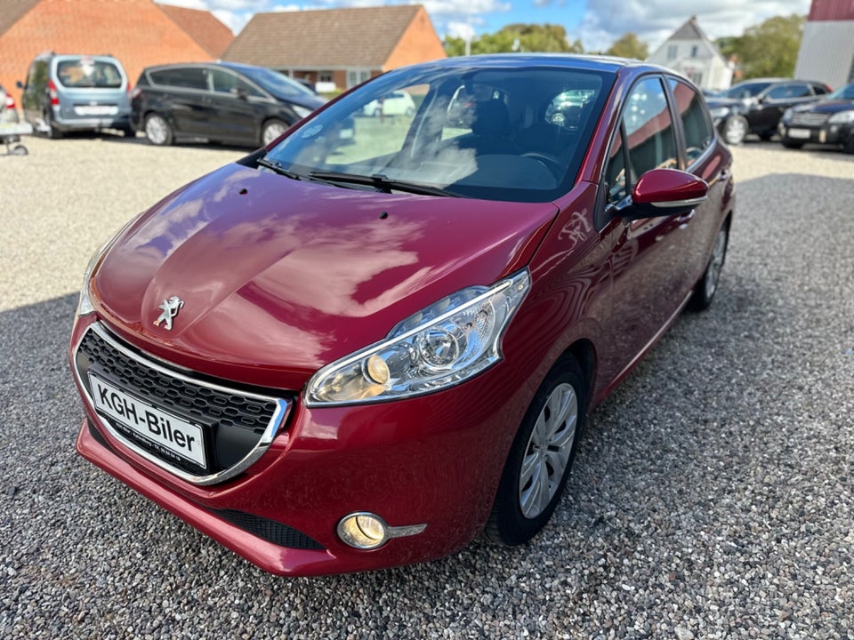 Peugeot 208 1,2 VTi Allure Sky 5d