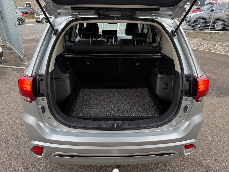 Mitsubishi Outlander 2,4 PHEV Invite CVT 4WD 5d