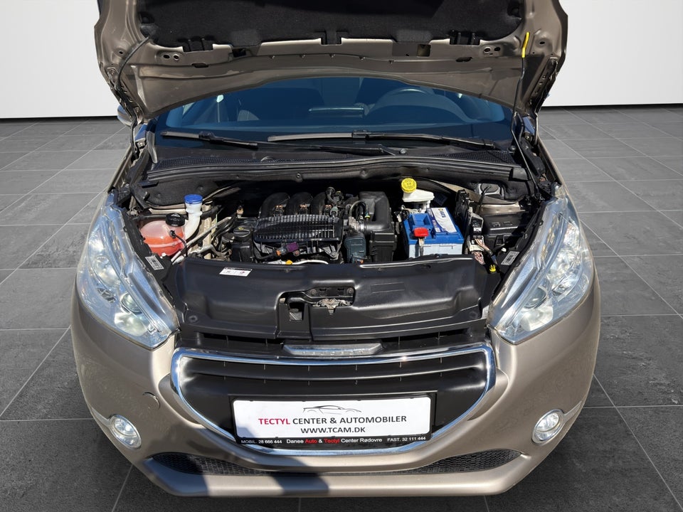Peugeot 208 1,2 VTi Allure Sky 5d