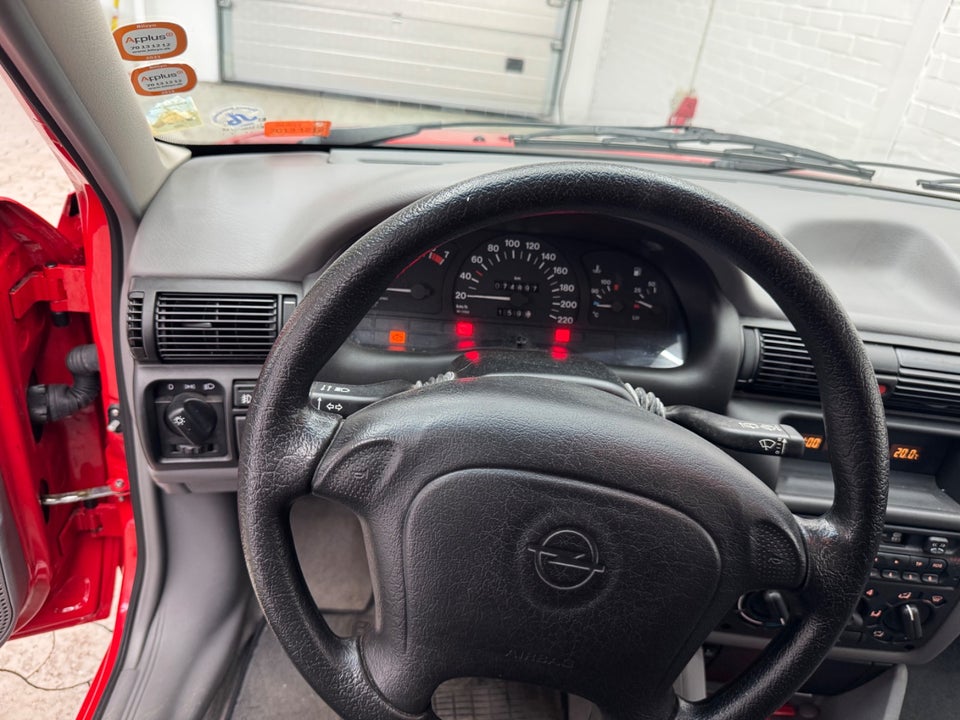 Opel Astra 1,6 Champion 5d