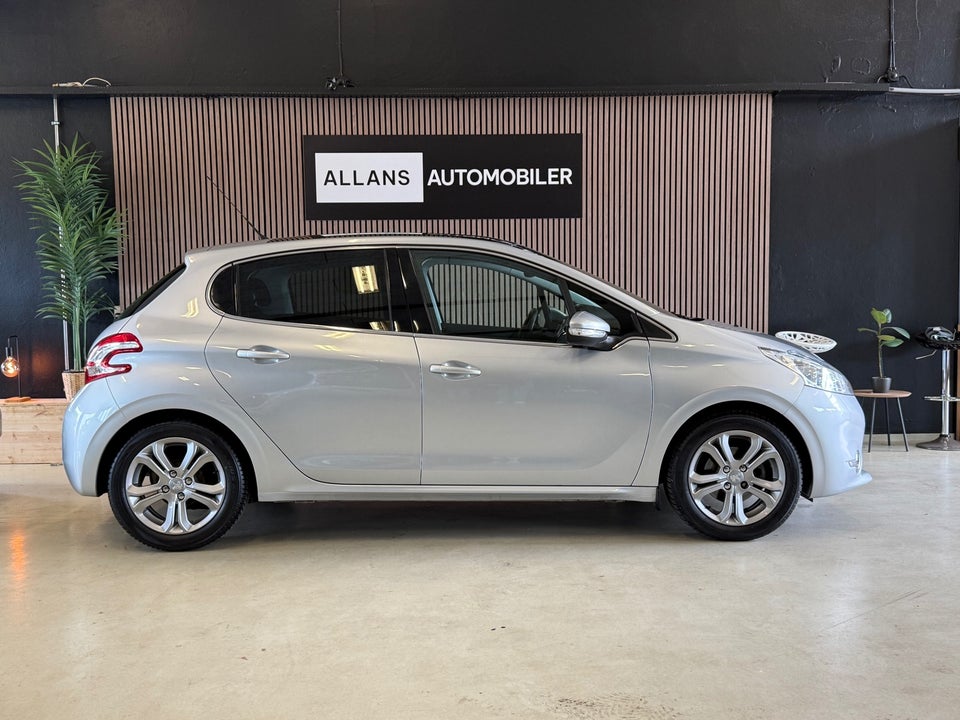 Peugeot 208 1,2 VTi Allure Sky 5d