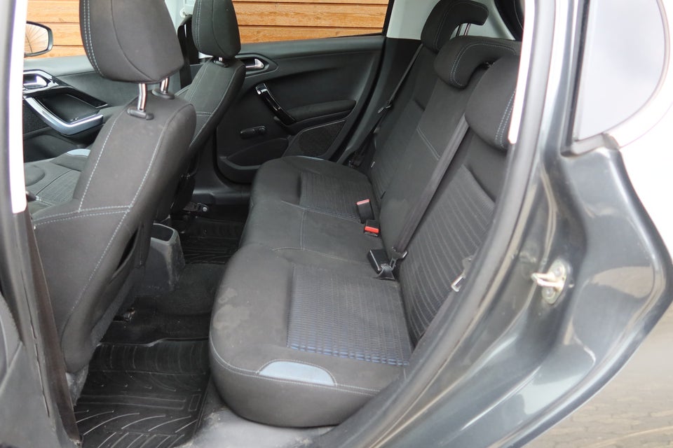 Peugeot 208 1,2 VTi Allure Sky 5d