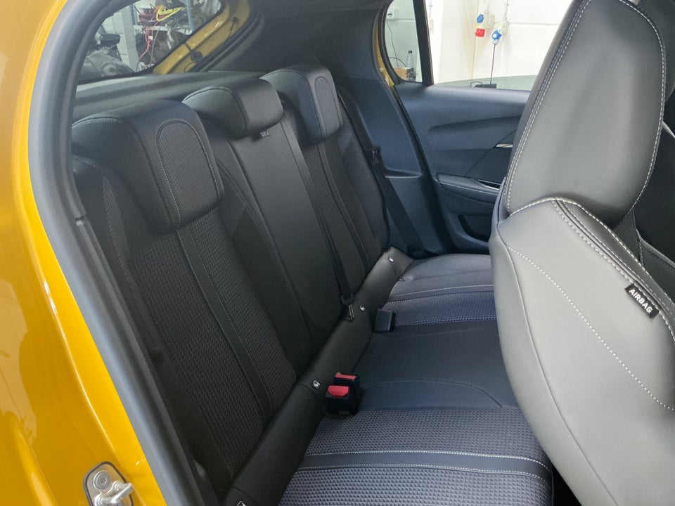 Peugeot e-208 50 GT 5d