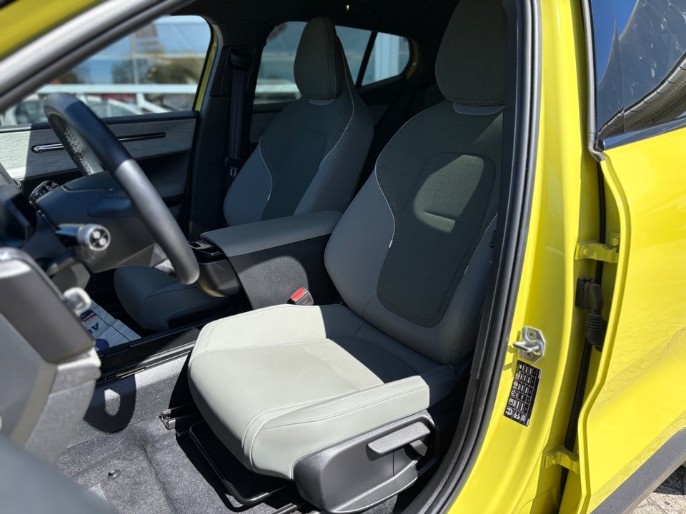 Volvo EX30 Extended Range Plus 5d
