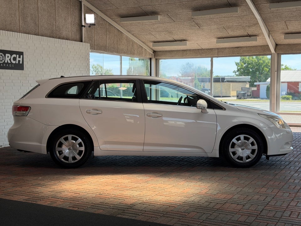 Toyota Avensis 1,6 VVT-i T1 stc. 5d