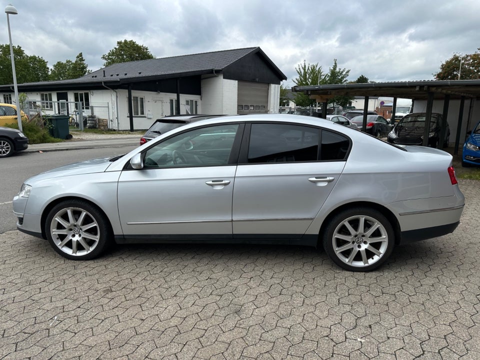 VW Passat 2,0 FSi Sportline 4d