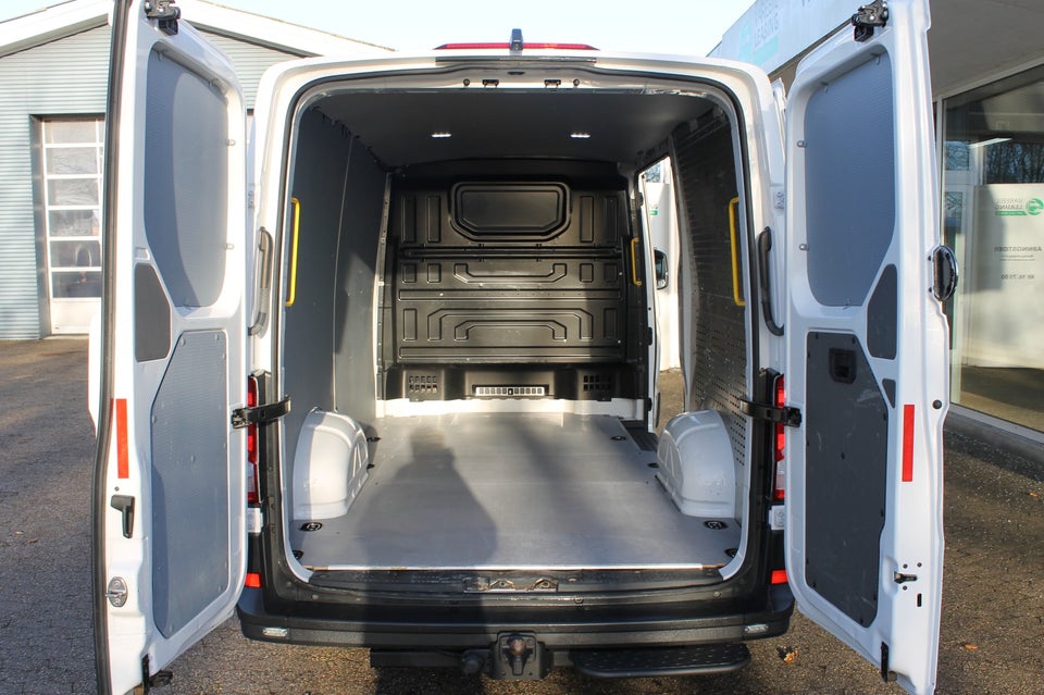 VW Crafter 35 2,0 TDi 140 Kassevogn L3H2 aut.