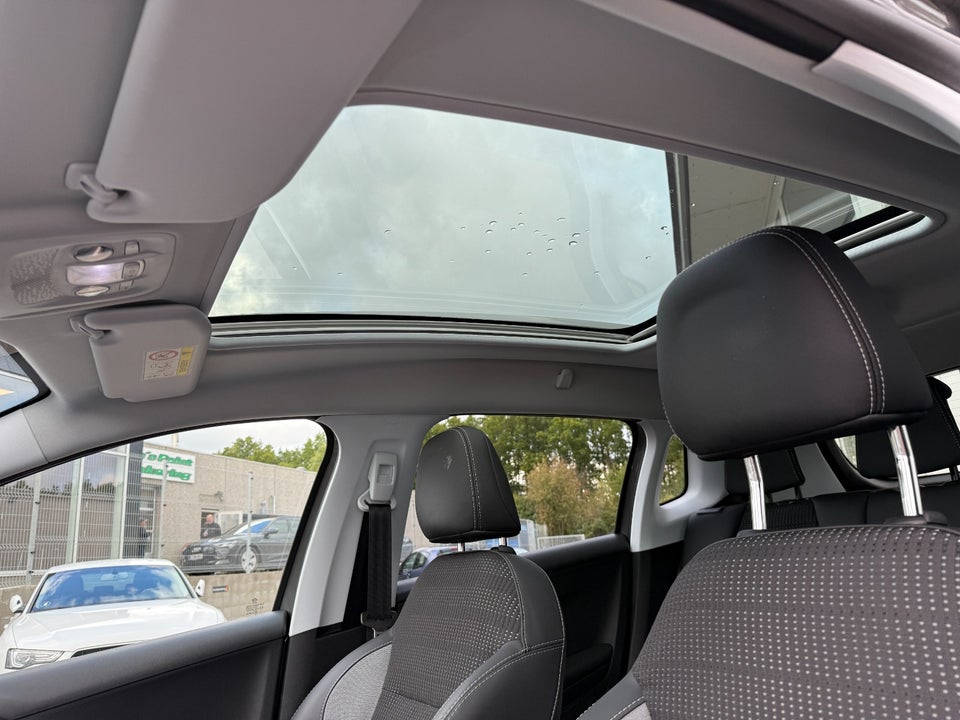 Peugeot 2008 1,2 e-THP 110 Selection Sky 5d