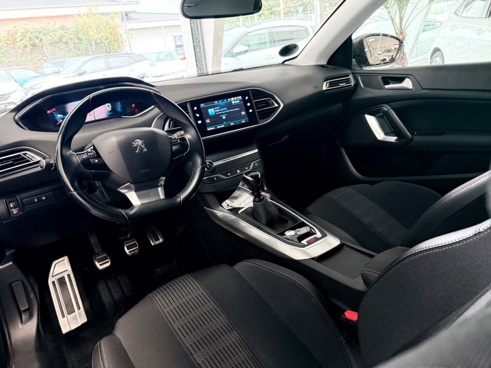 Peugeot 308 1,5 BlueHDi 130 Allure Pack 5d