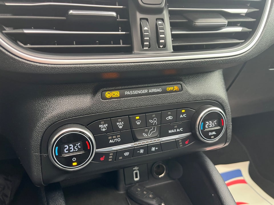 Ford Focus 1,0 EcoBoost Titanium Business 5d