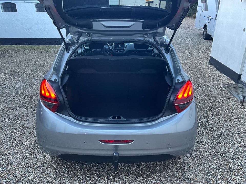 Peugeot 208 1,2 PureTech 82 Selection Sky 5d