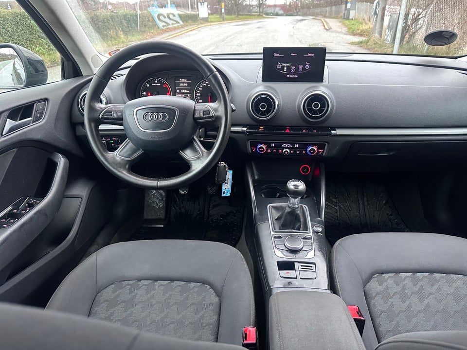 Audi A3 1,6 TDi Attraction Sportback 5d