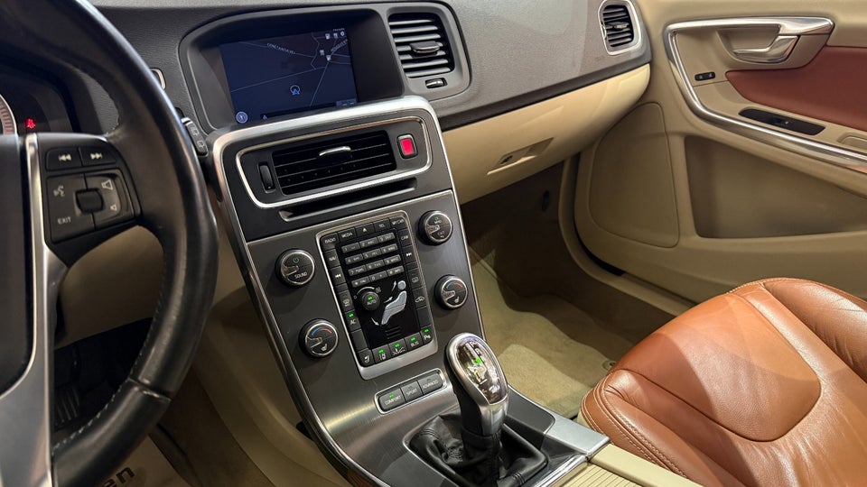 Volvo V60 2,4 D5 205 Summum aut. AWD 5d