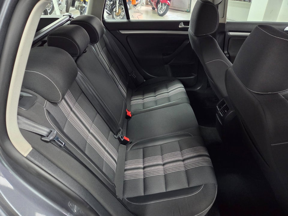 VW Golf VI 1,6 TDi 105 Match Variant BMT 5d