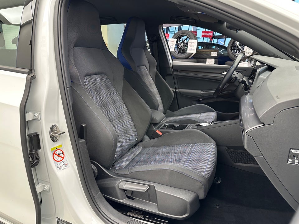 VW Golf VIII 1,4 GTE DSG 5d