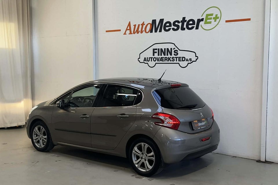 Peugeot 208 1,2 VTi Allure Sky 5d