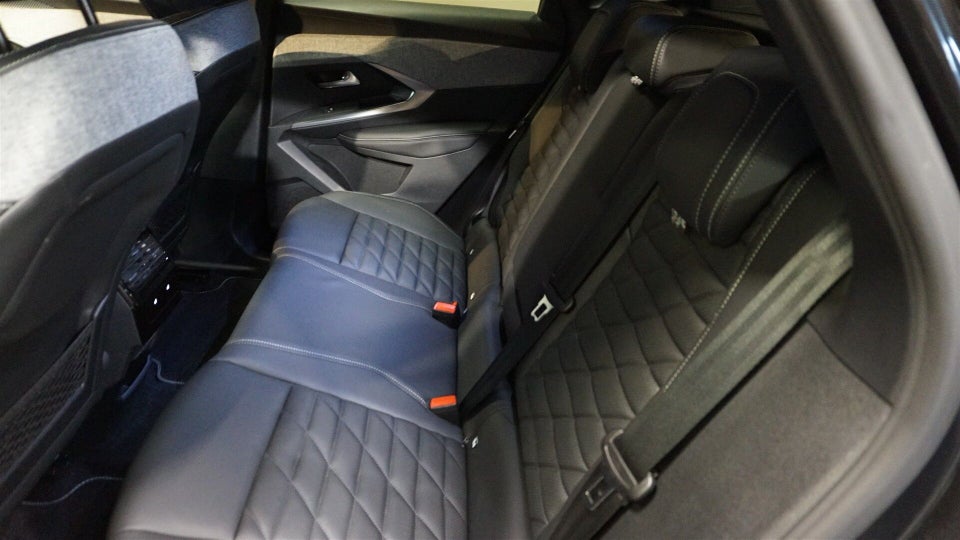 Peugeot e-3008 77 GT Pack 5d