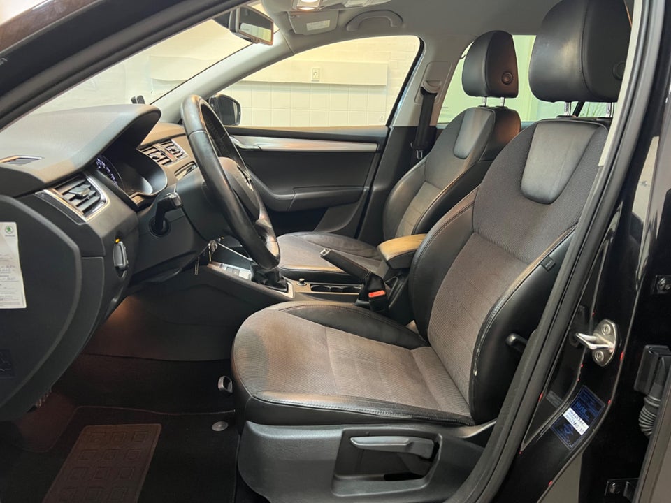 Skoda Octavia 2,0 TDi 150 Elegance Combi DSG 5d