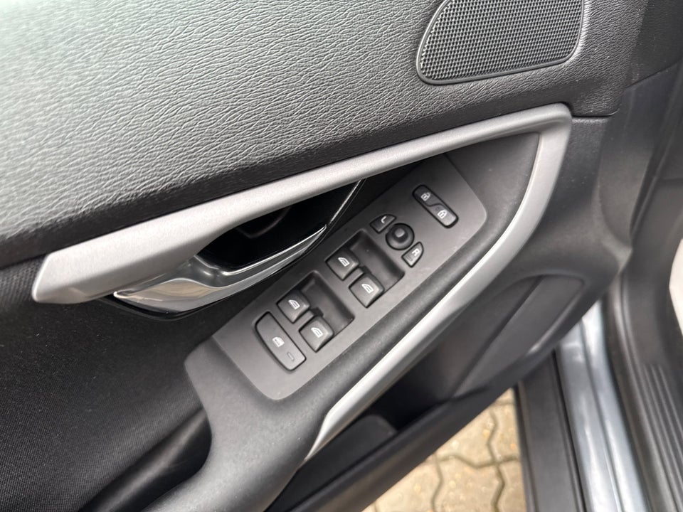 Volvo V40 CC 1,6 D2 115 Kinetic aut. 5d