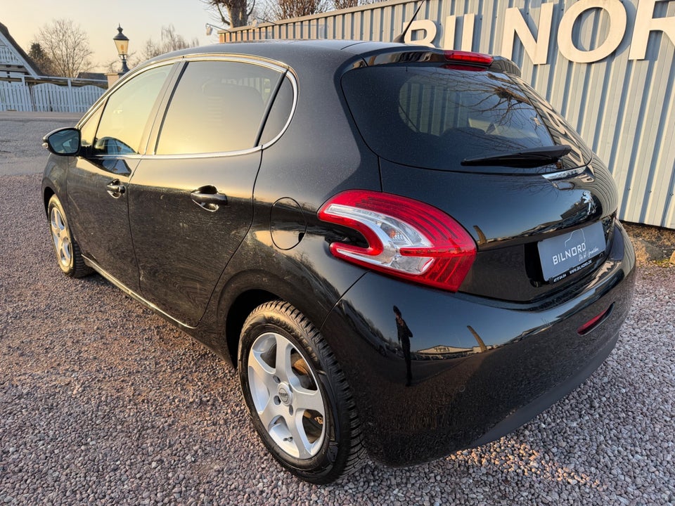 Peugeot 208 1,2 VTi Allure Sky 5d
