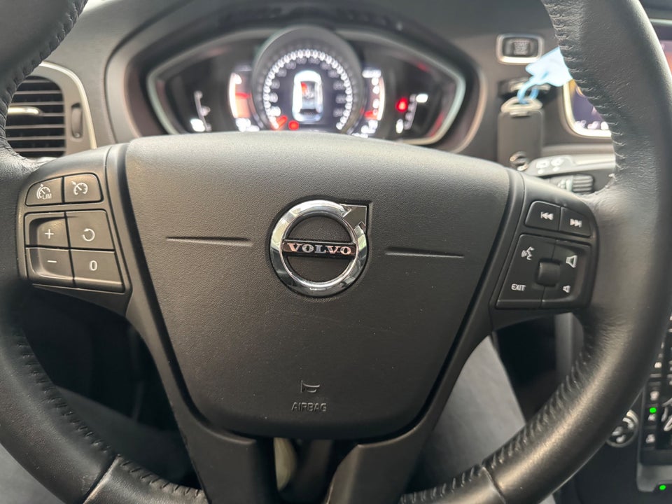 Volvo V40 CC 1,5 T3 152 Momentum aut. 5d