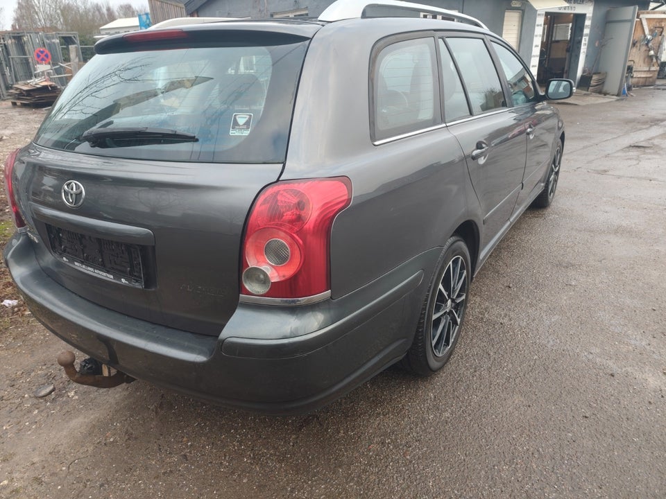 Toyota Avensis 1,8 VVT-i Elegance stc. 5d