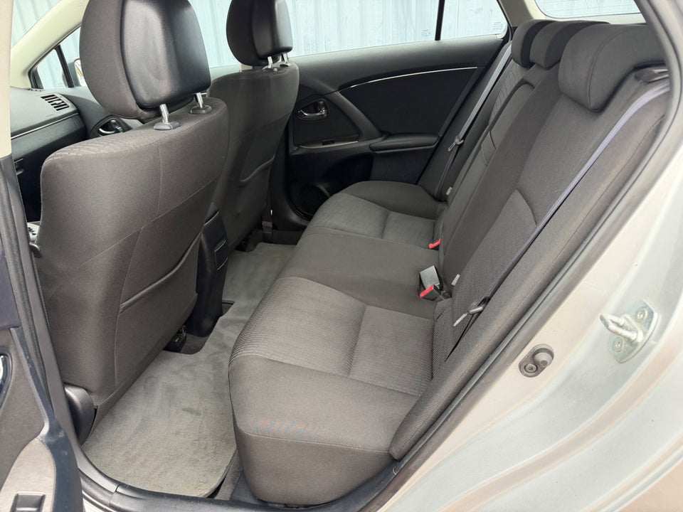 Toyota Avensis 1,8 VVT-i T2 stc. E-CVT 5d