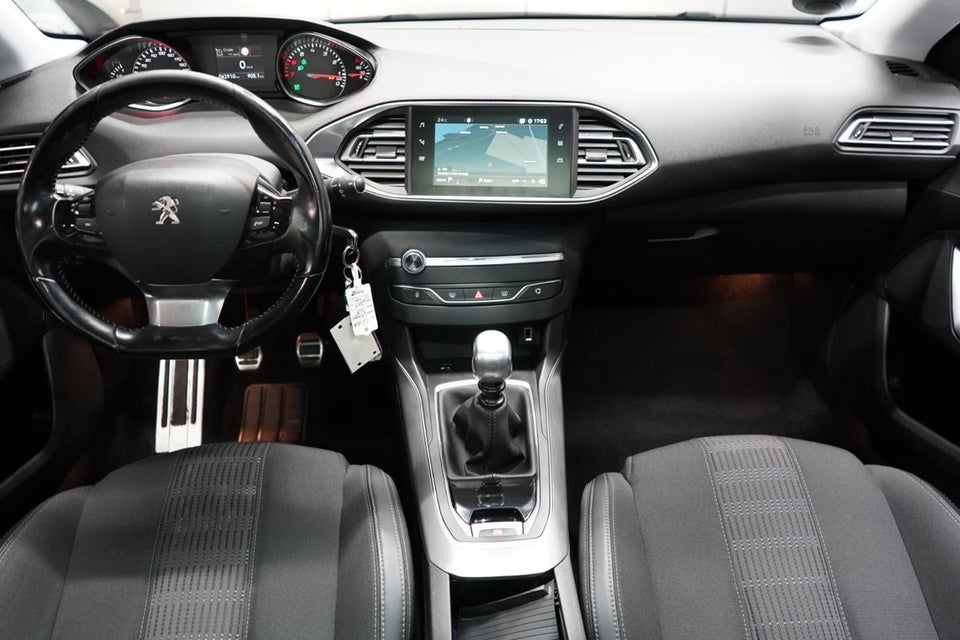 Peugeot 308 1,2 e-THP 130 Allure Sky 5d