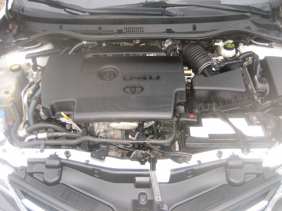 Toyota Auris 2,0 D-4D T2 Touring Sports Skyview 5d