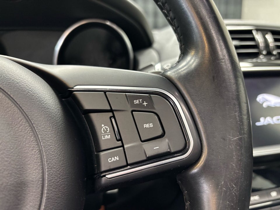 Jaguar XE 2,0 D163 Prestige aut. 4d