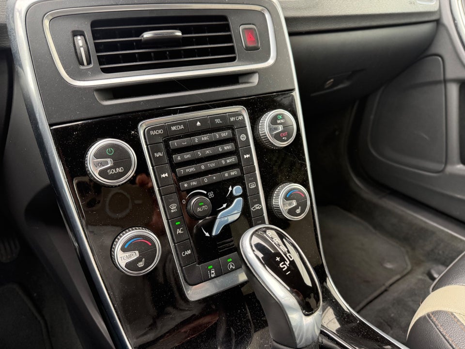 Volvo V60 CC 2,0 T5 245 Momentum aut. 5d