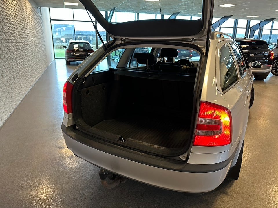 Skoda Octavia 1,6 Ambiente Combi 5d