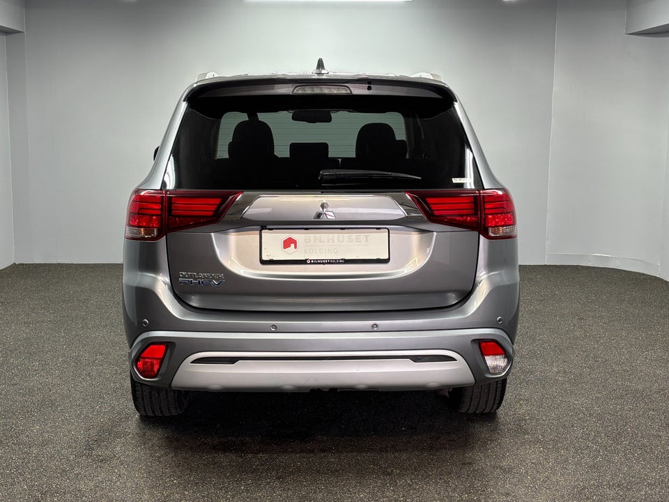 Mitsubishi Outlander 2,4 PHEV Invite CVT 4WD 5d