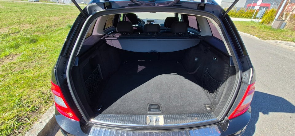 Mercedes C200 2,2 CDi Elegance stc. BE 5d