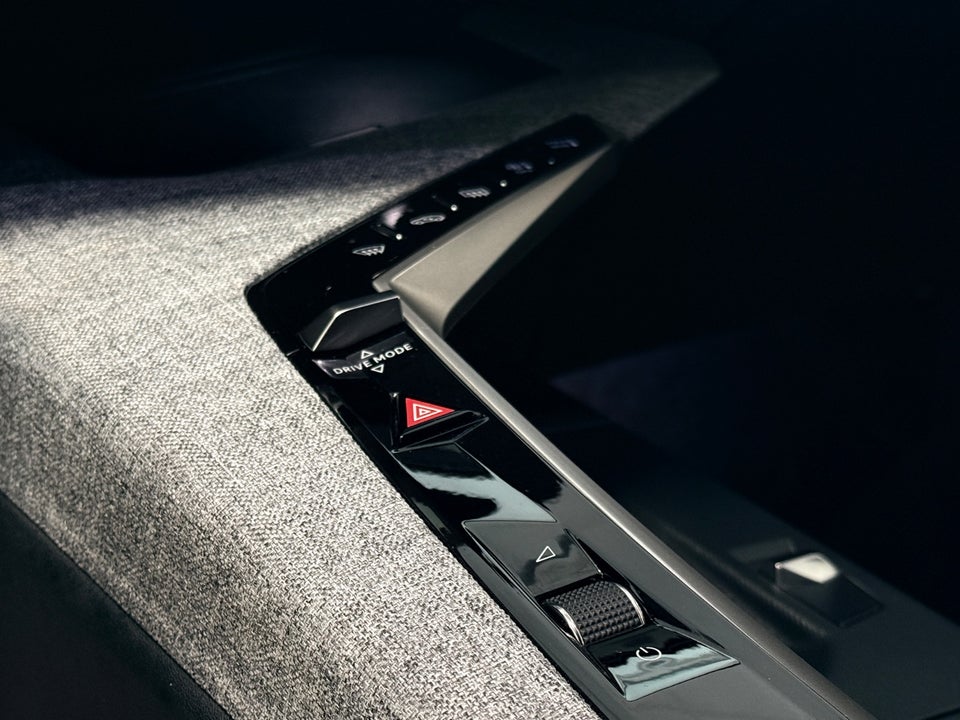 Peugeot e-3008 77 GT Pack 5d